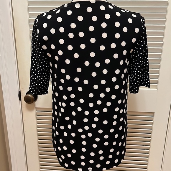 86. Tahari Blouse in Multi-Media Print Black & White Polka-Dots, Size Small - Picture 11 of 17